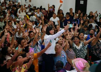 Laura Fernández recibe el respaldo de madres cozumeleñas