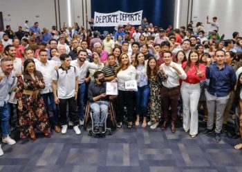 Recibe Mara Lezama la aportación de jóvenes y deportistas al plan de desarrollo