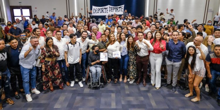 Recibe Mara Lezama la aportación de jóvenes y deportistas al plan de desarrollo