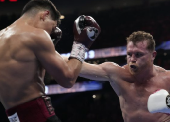 El «Canelo» Álvarez cae ante Dmitry Bivol durante la pelea por el título semicompleto