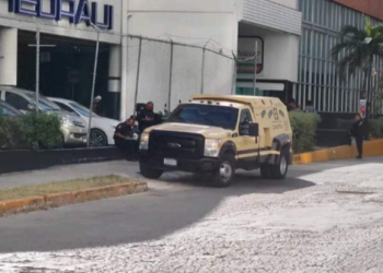 Sin freno delincuencia en Cancún, asaltan camión de valores en plaza Las Américas
