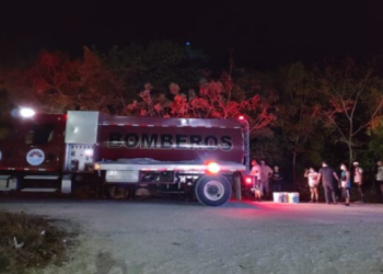 Bloquean avenida en Cancún exigiendo atención a un incendio forestal