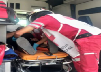 Accidente entre una urvan de transporte público y un volquete deja saldo de ocho lesionados y daños materiales