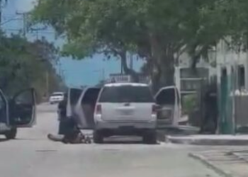 Capturan a cuatro sujetos en camioneta blindada en Cancún tras persecución