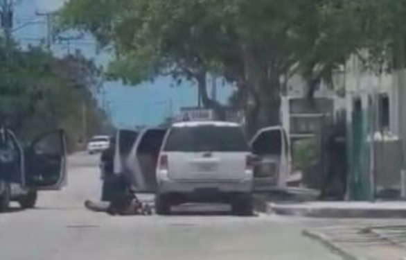 Capturan a cuatro sujetos en camioneta blindada en Cancún tras persecución