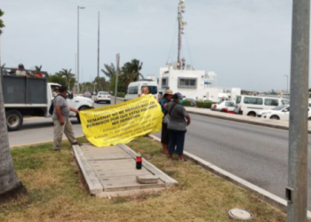 Ambulantes protestan en exigencia a poder trabajar en la zona hotelera