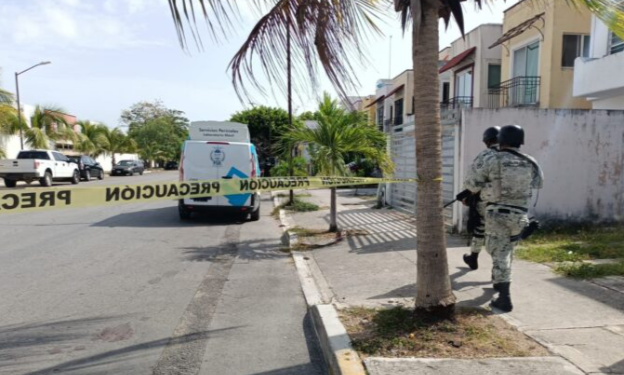 Aseguran a cinco personas por portación de drogas y armas durante cateo en Playa del Carmen