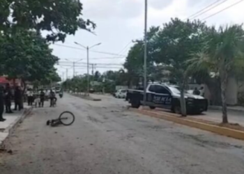Ciclista imprudente es atropellado por una patrulla en Playa del Carmen
