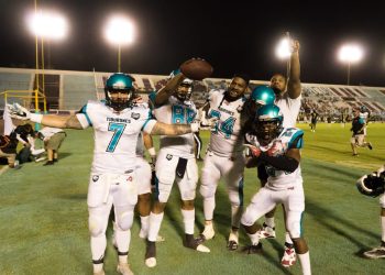 Clark Hazlett y la defensiva guían a Tiburones a histórico estreno en Cancún