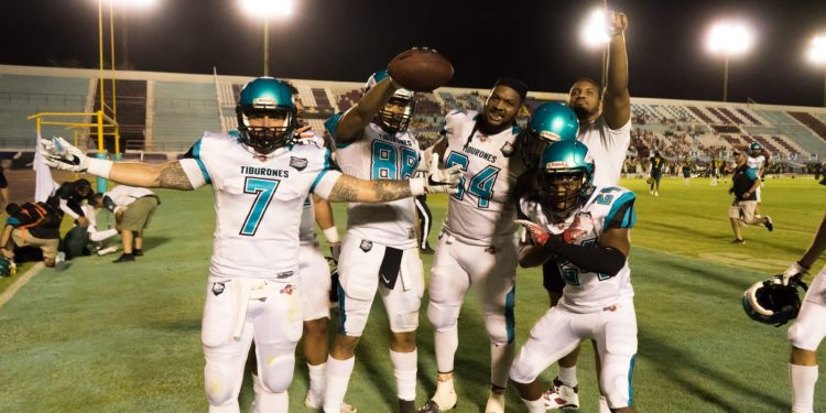 Clark Hazlett y la defensiva guían a Tiburones a histórico estreno en Cancún