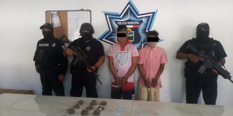 Detienen a dos personas con droga en Macario Gómez