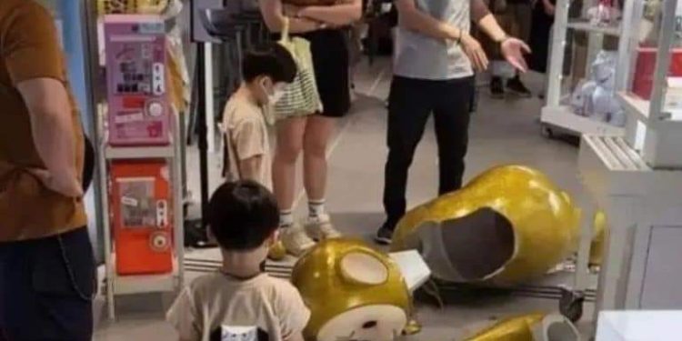 Niño rompe un Teletubbie gigante de una juguetería y les cobran 80 mil pesos a sus papás