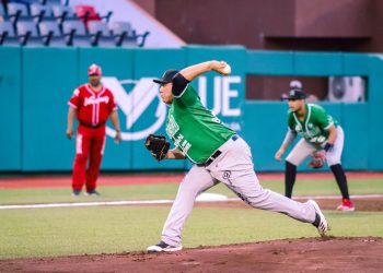 El águila empareja la serie en el puerto