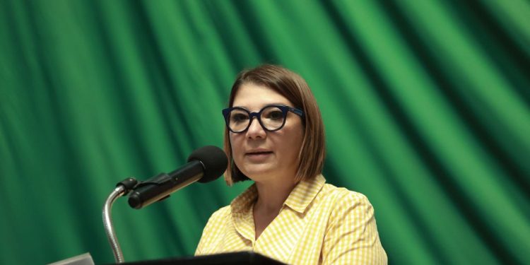 Presenta Kira Iris iniciativa que reconoce la violencia vicaria