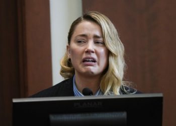Amber Heard llora al testificar contra Johnny Depp