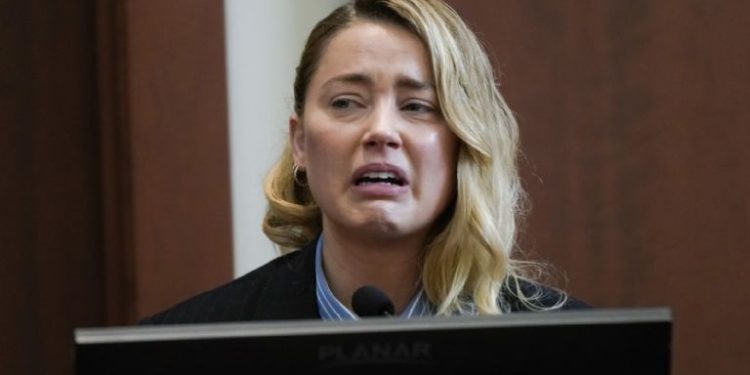 Amber Heard llora al testificar contra Johnny Depp