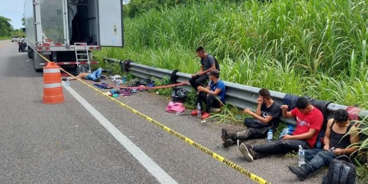 Encuentran a 275 migrantes en un tráiler tirado en carretera de Veracruz