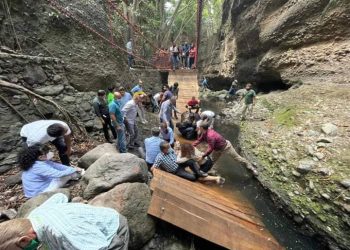 Puente colgante se cae en plena reinauguración