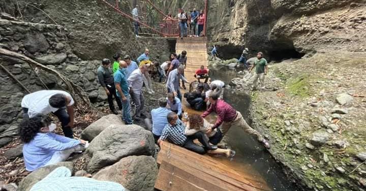 Puente colgante se cae en plena reinauguración