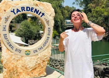 Kunno presume su bautizo en Río Jordán de Israel