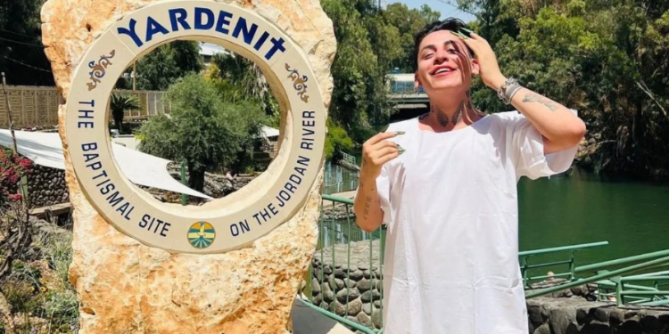 Kunno presume su bautizo en Río Jordán de Israel