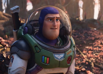 Causa polémica la película de Buzz Lightyear tras beso lésbico