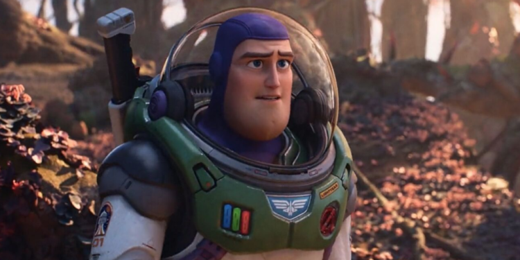 Causa polémica la película de Buzz Lightyear tras beso lésbico