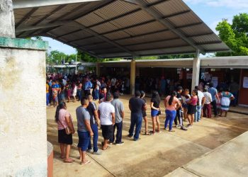 Concurrido inicio de votaciones