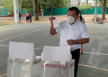 Marciano Dzul acude a la casilla que le corresponde a emitir su voto