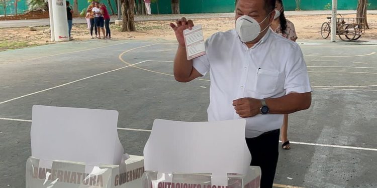 Marciano Dzul acude a la casilla que le corresponde a emitir su voto
