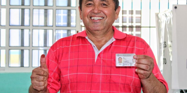 Emite Nivardo Mena su voto en Holbox