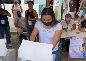 Silvia Dzul Sánchez emitió su voto en la cabecera municipal de Tulum