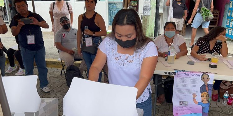 Silvia Dzul Sánchez emitió su voto en la cabecera municipal de Tulum