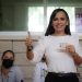 Laura Fernández ejerce su derecho al voto en un ambiente de fiesta