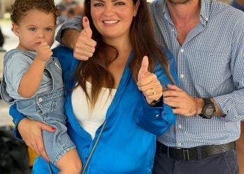 El candidato Frank López acudió a votar en compañía de su familia