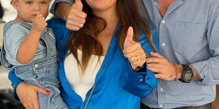 El candidato Frank López acudió a votar en compañía de su familia