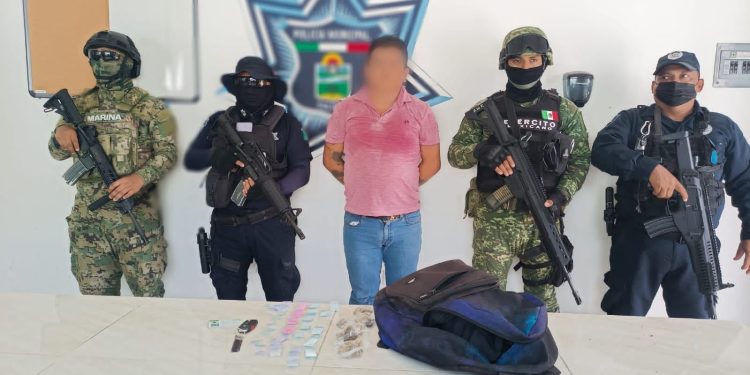 Detienen a masculino en medio de persecución y se le encontró presunta droga