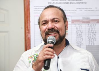 Recibe constancia de diputado electo, Julián Ricalde Magaña