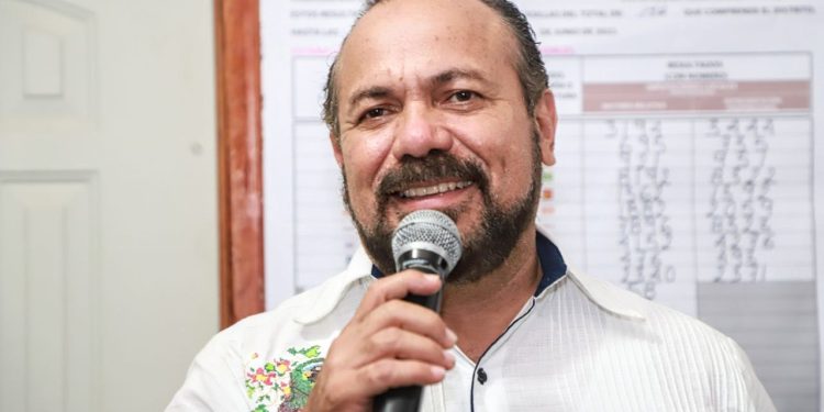 Recibe constancia de diputado electo, Julián Ricalde Magaña