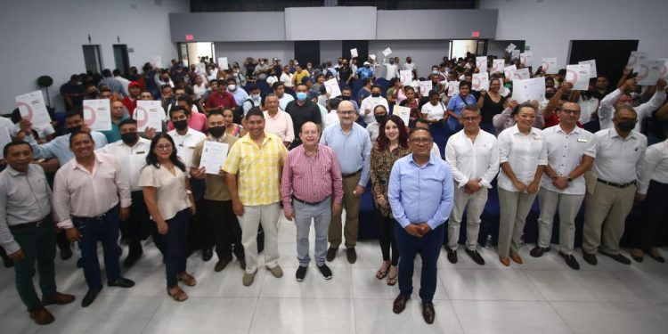 Trabajadores de la CROC reciben certificados de competencia laboral