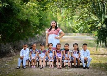 Niños Hondzonot, una comunidad maya de Tulum; se gradúan de hipil y filipinas