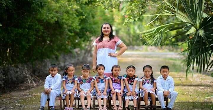 Niños Hondzonot, una comunidad maya de Tulum; se gradúan de hipil y filipinas