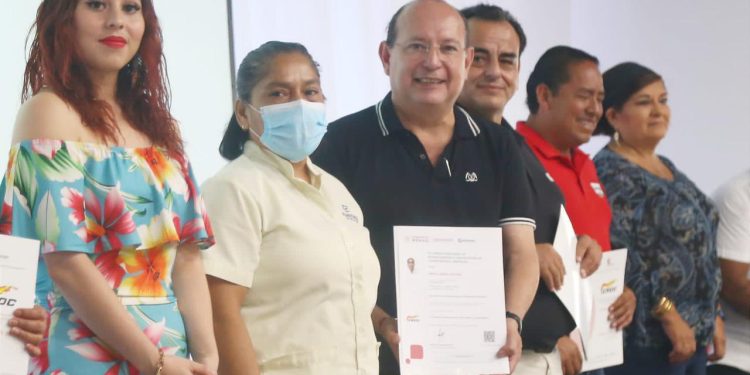Realiza la CROC la entrega de Certificados de Competencia Laboral a varios trabajadores