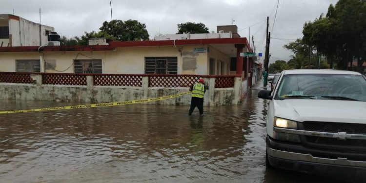 Lluvias dejan inundada la capital del estado