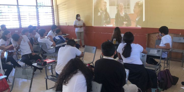 Imparte FGR pláticas de prevención del delito a más de 400 personas