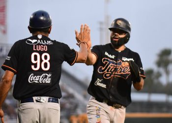 Alex Robles se vuela la barda en la novena y Tigres gana