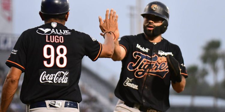 Alex Robles se vuela la barda en la novena y Tigres gana