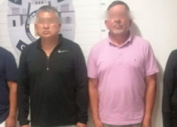 Aseguran a tres hombres y una mujer por desobediencia y amenazas en contra de oficiales