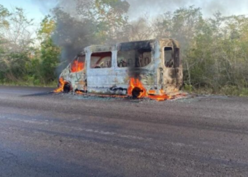 Urvan de transporte foráneo termina calcinada en las cercanías de Mahahual