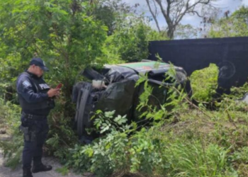Conductor pierde el control tras dormitar y termina volcado sobre la carretera Playa del Carmen-Puerto Aventuras
